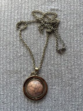 Vintage silver tone round 2-sided peach/gray marble stone pendant chain necklace